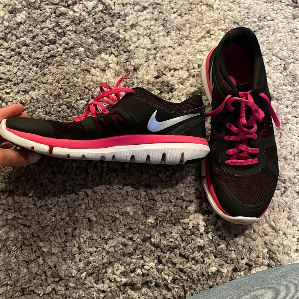 Womens nike shoes​ size 7.5 black and pink